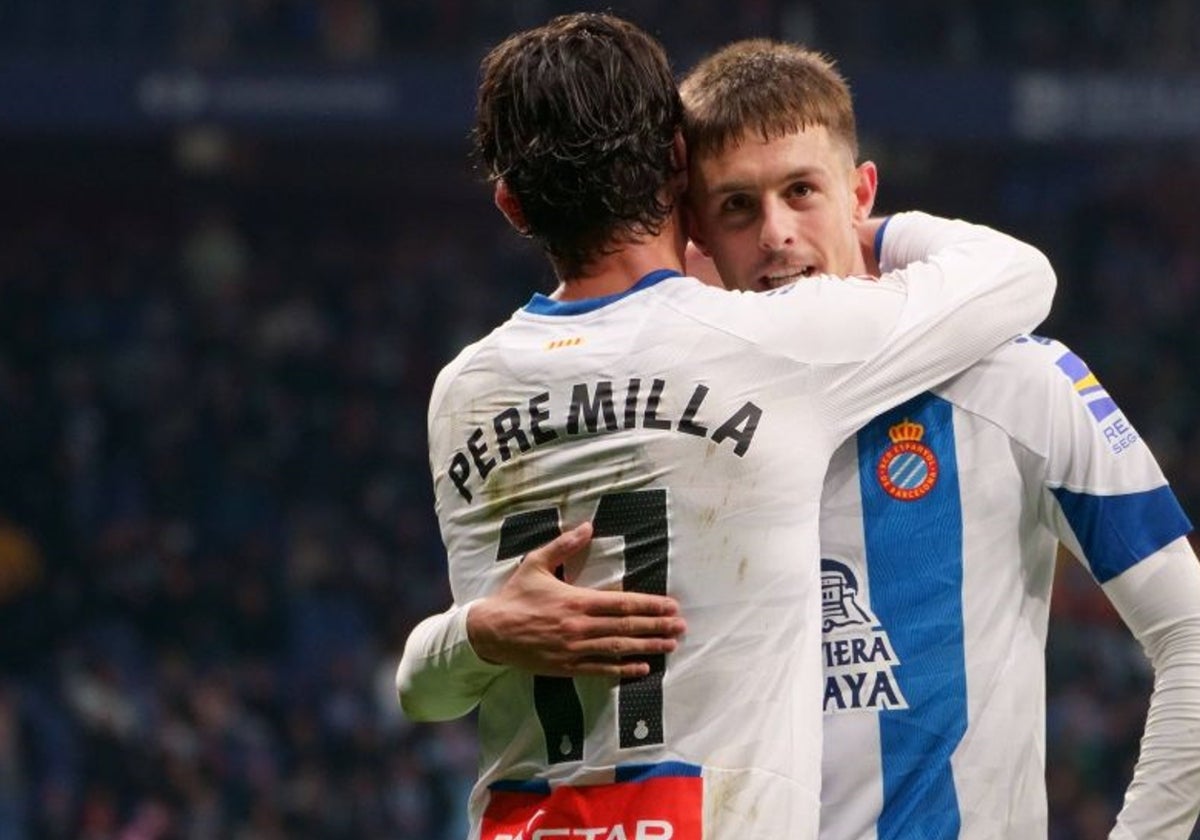 Pere Milla, felicitado tras lograr su gol