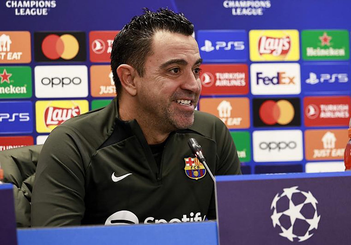 Xavi atiende a los periodistas el día previo al partido ante el Oporto