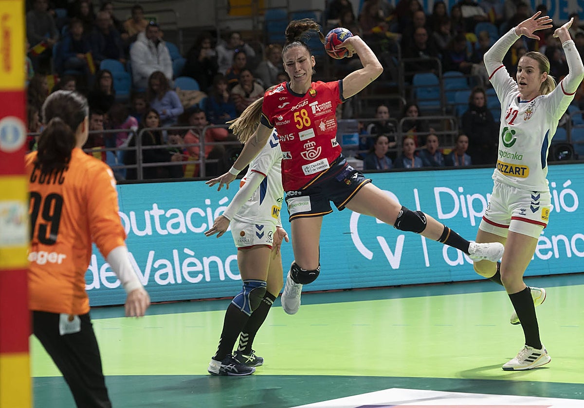 María Prieto ataca la portería de Serbia en un amistoso