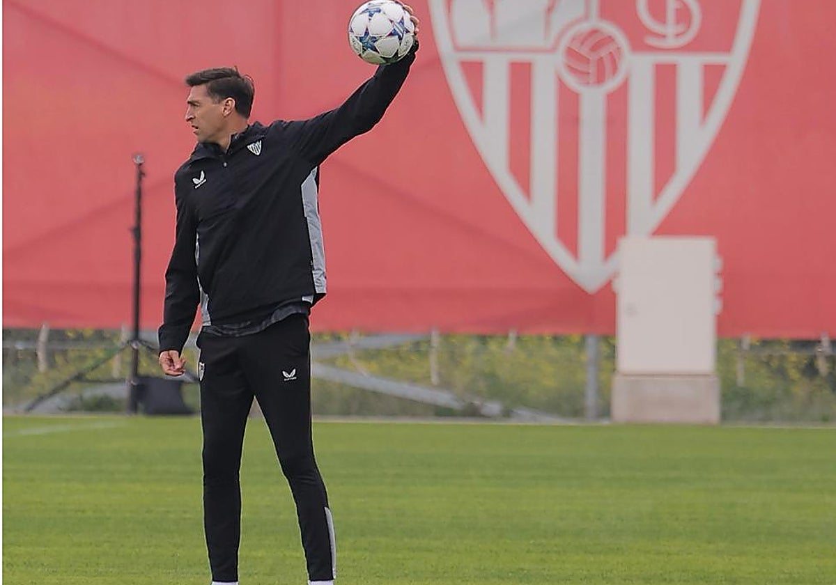 Diego Alonso durante el entrenamiento previo al duelo que enfrentará a Sevilla y PSV
