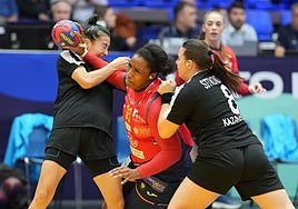 España pasa de los nervios al liderato en su debut