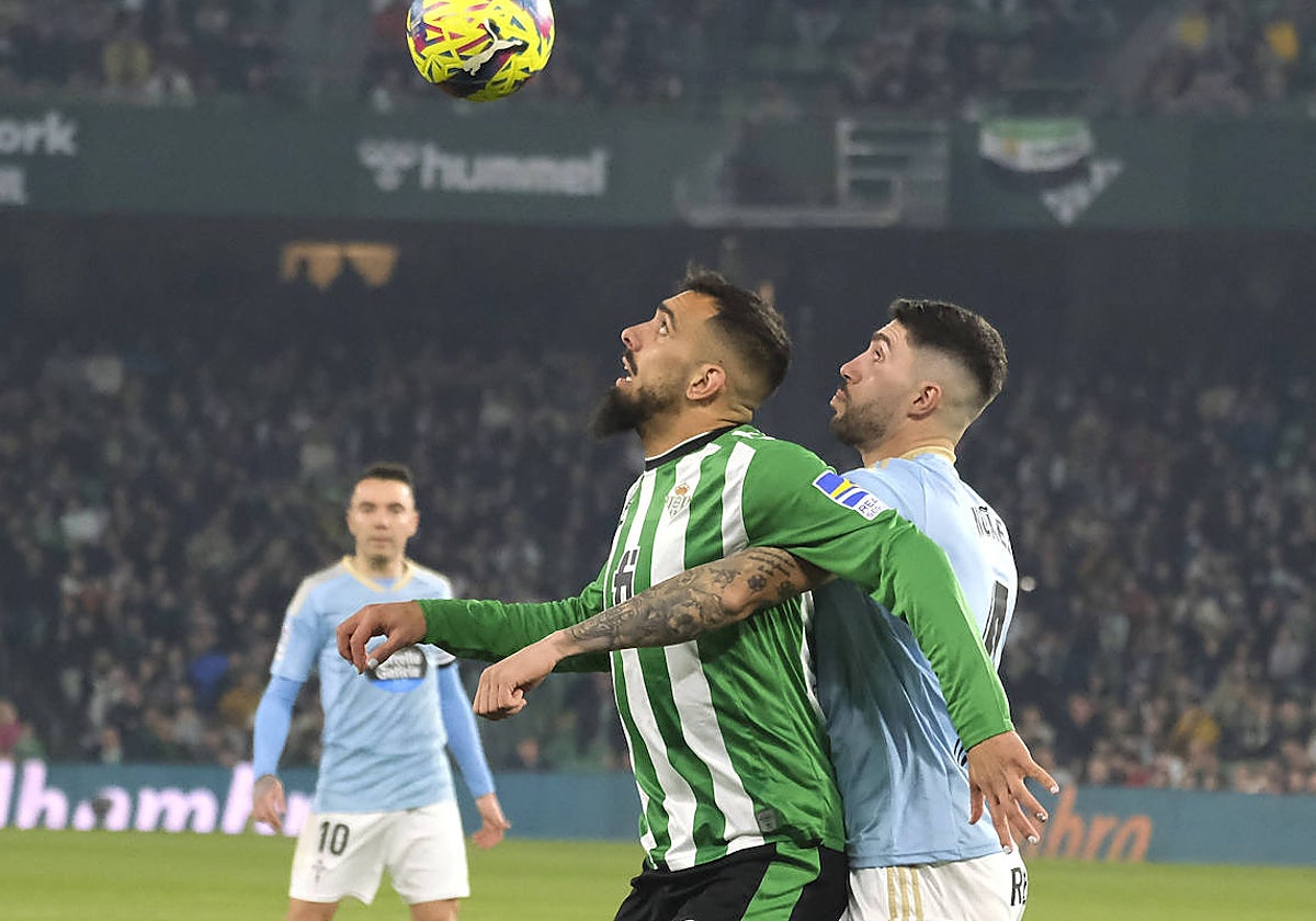 Borja Iglesias pugna por la pelota con Unai Núñez en el último Betis - Celta