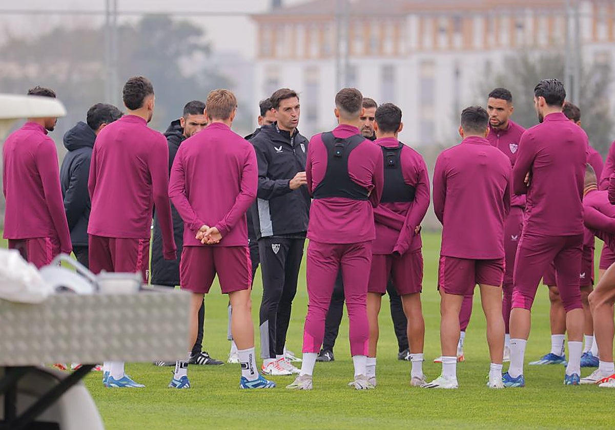 Diego Alonso charla con sus pupilos en el entrenamiento previo al duelo con el PSV