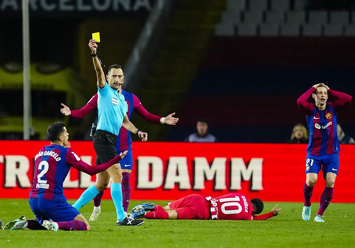 Sánchez Martínez muestra amarilla a Cancelo durante el partido ante el Atlético