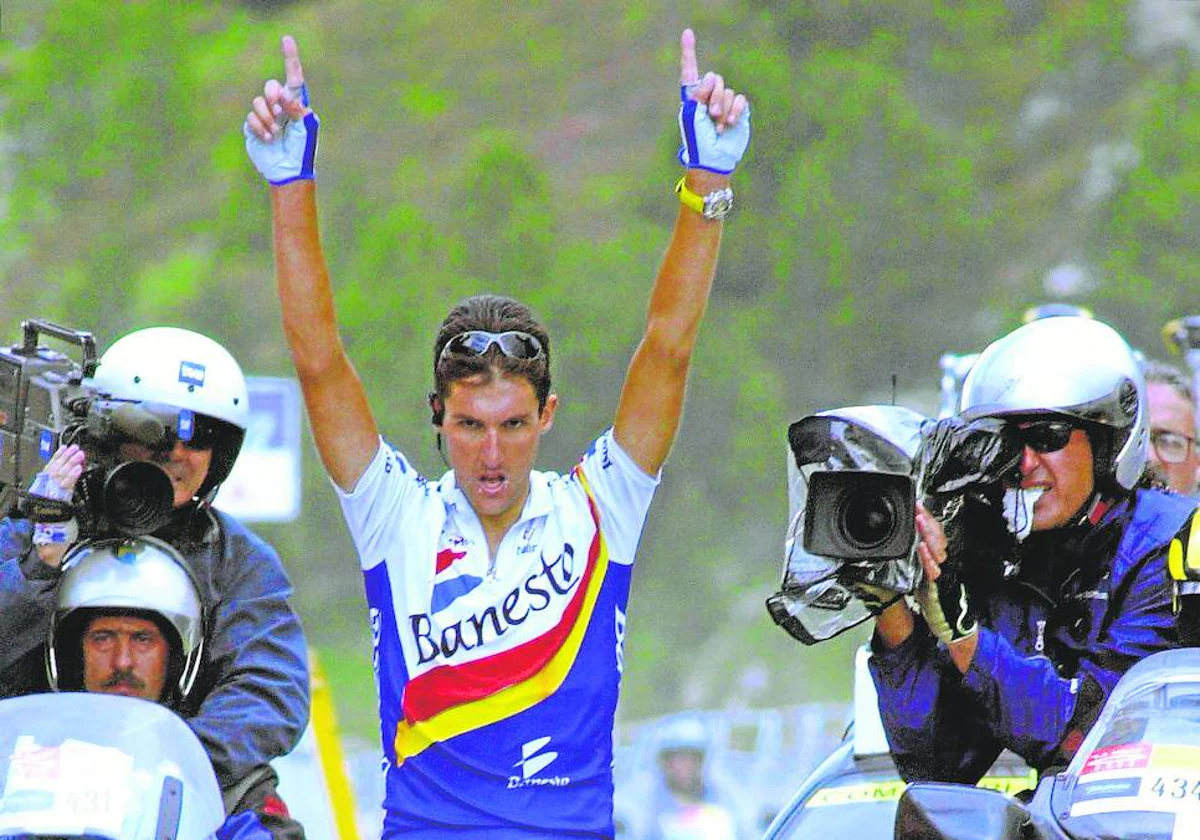 Chava Jiménez en un triunfo de etapa de la Volta en 2000