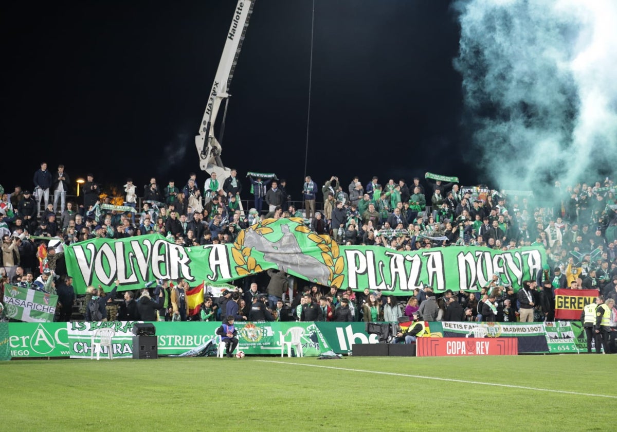 La afición del Betis en el Municipal de Villanueva de la Serena