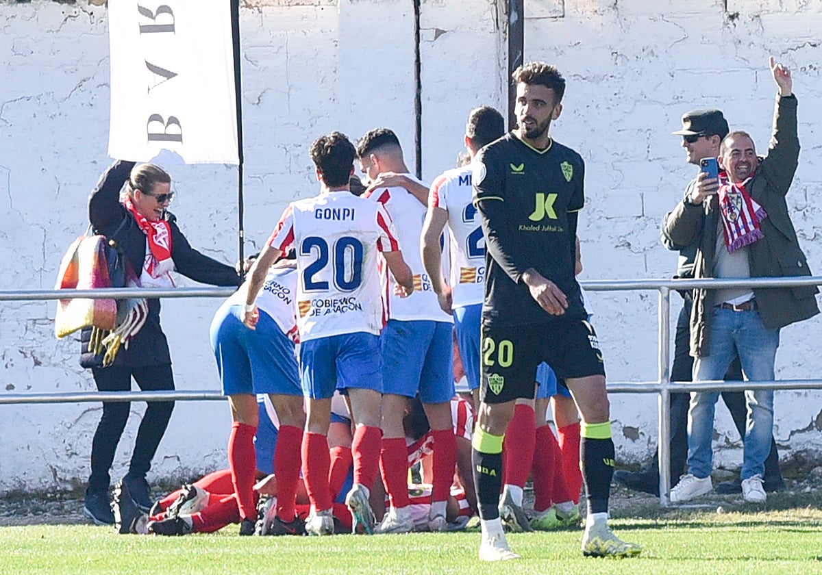 Los jugadores del Barbastro celebran su gol, en la primera mitad, ante el Almería