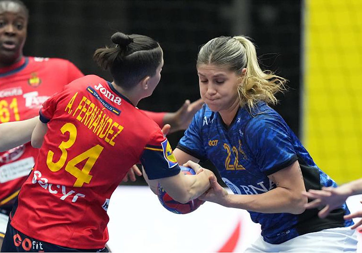 Kartsen y Fernández pelean un balón