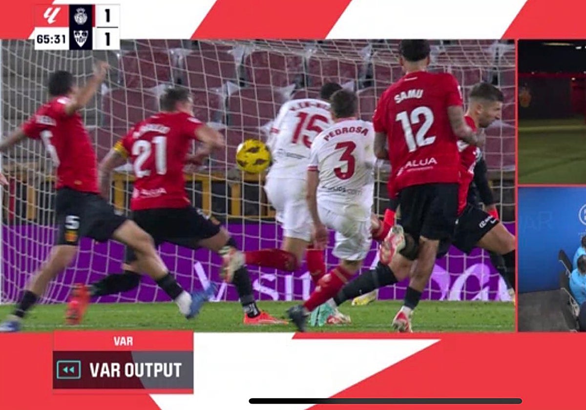 El polémico gol que Gil Manzano y Alberola Rojas anularon al Sevilla