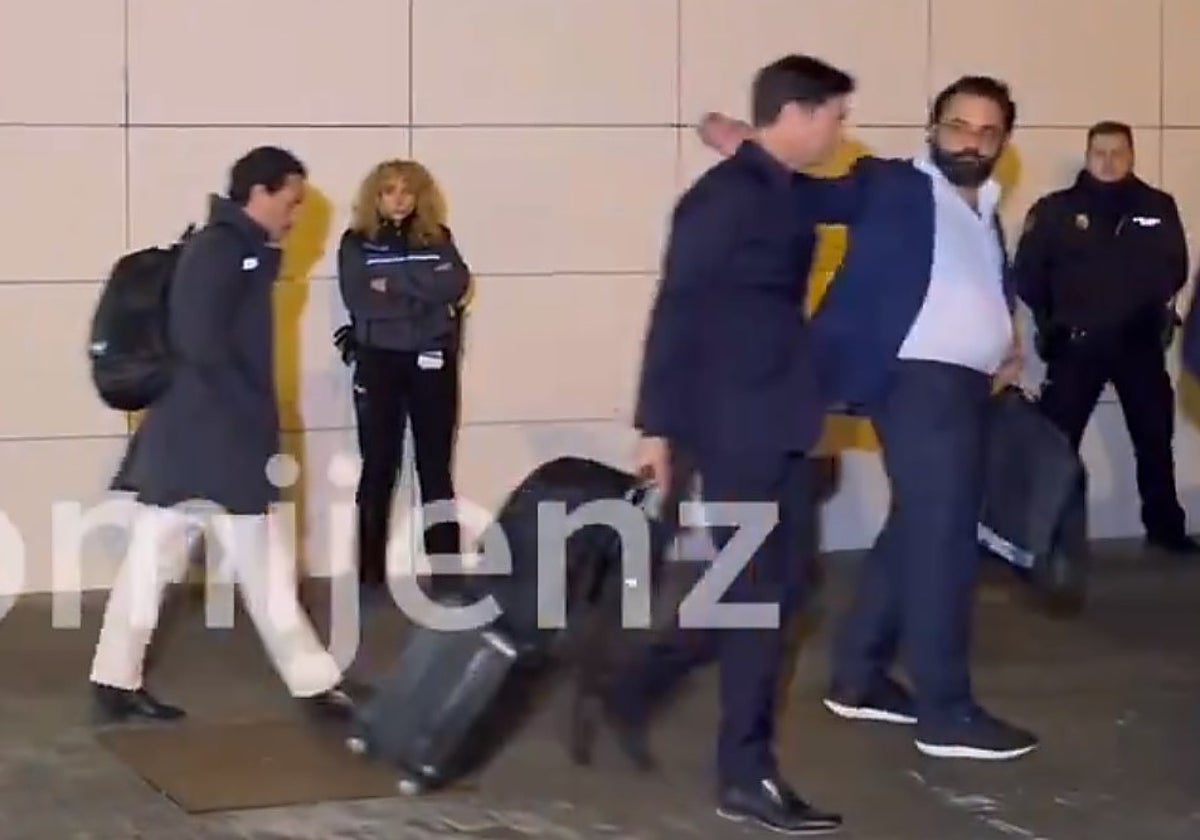 Alonso se dirige al autobús sevillista a la llegada de la expedición al aeropuerto de San Pablo