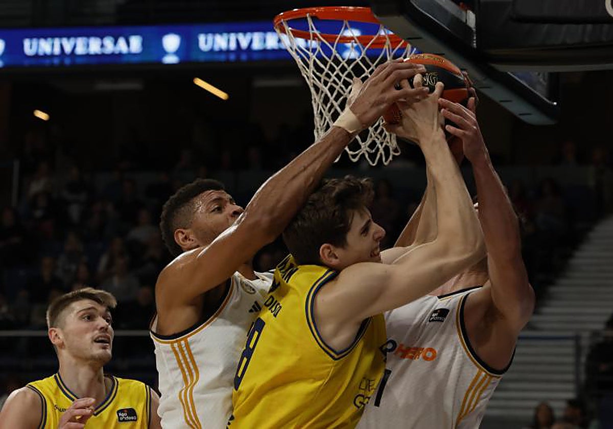 Tavares intenta taponar a Roko Prkacin