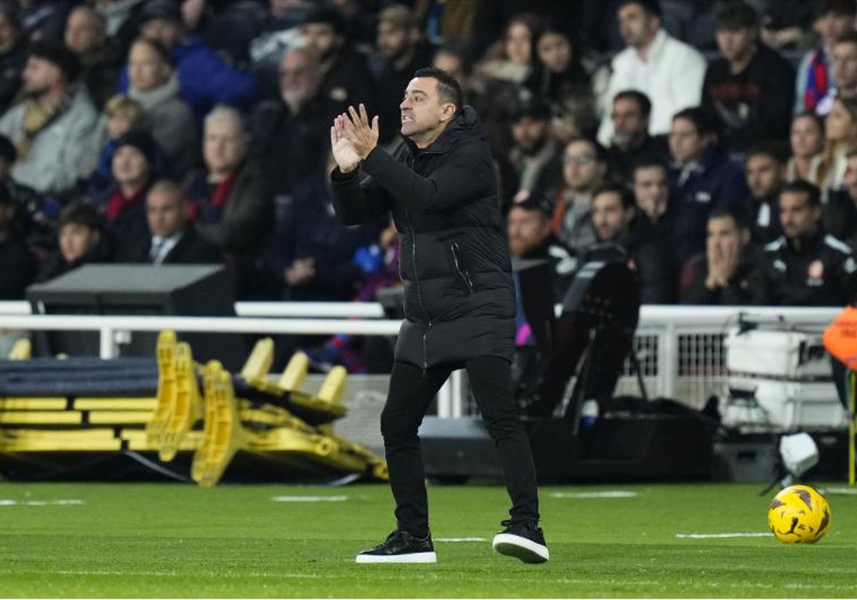 Xavi se desespera dando órdenes desde la banda