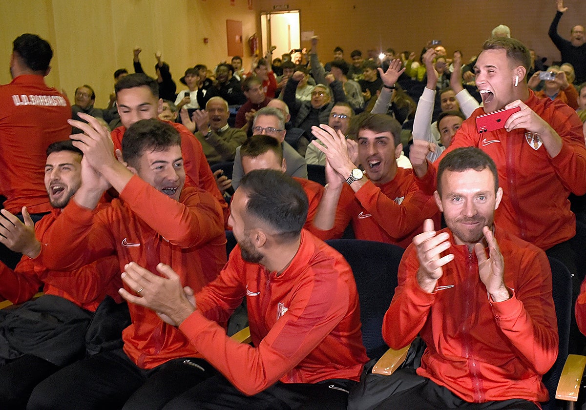 Los jugadores del Barbastro celebran el emparejamiento con el Barcelona en la Copa