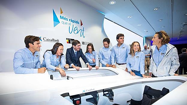 Los regatistas españoles le enseñan al presidente de CaixaBank el simulador de entrenamiento