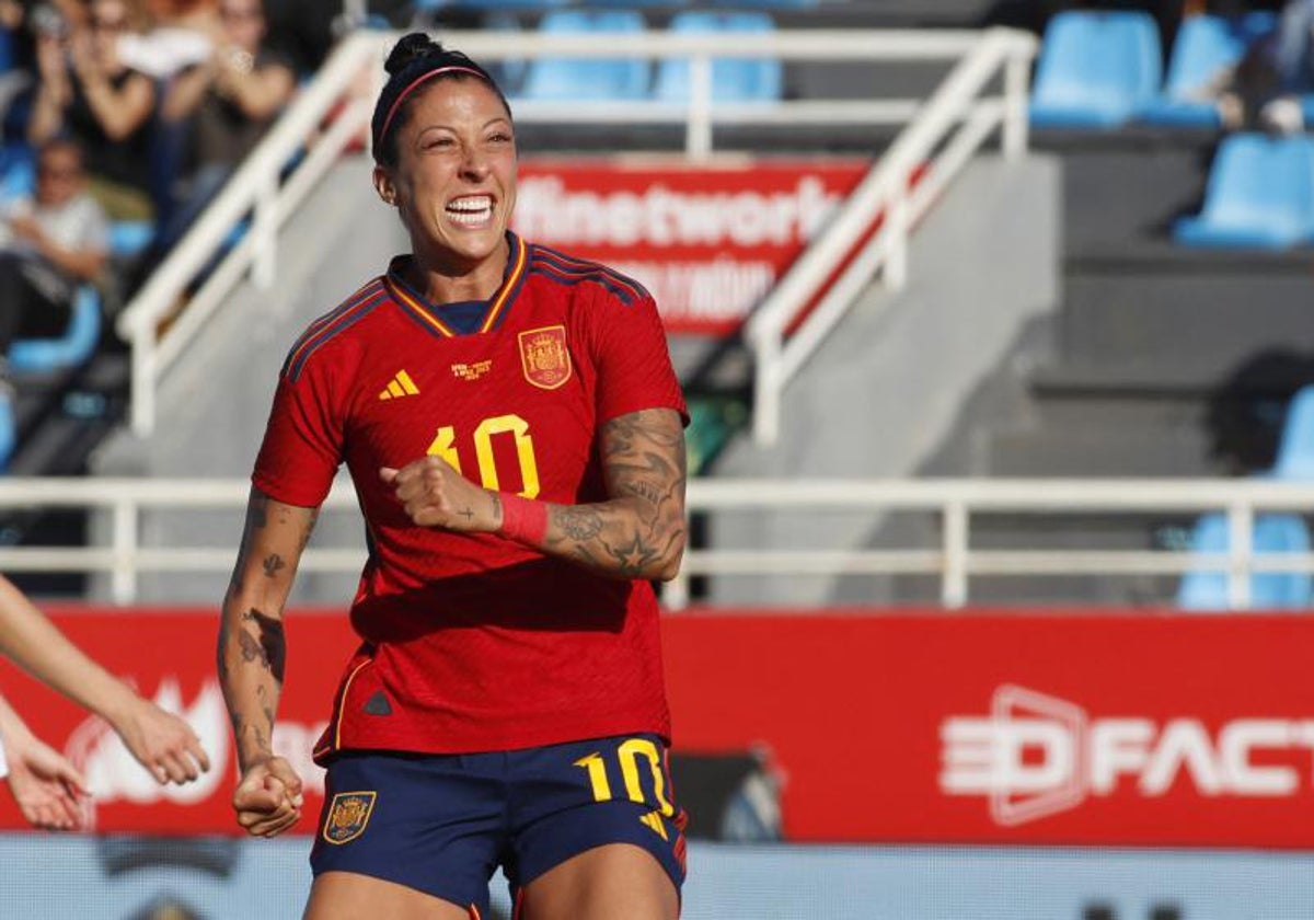 Jenni Hermoso celebrando un gol con la selección