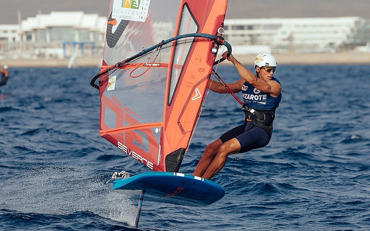 Nacho Baltasar y Pilar Lamadrid continúan en la pelea por el podio desde la quinta posición en los Lanzarote iQFOiL Games