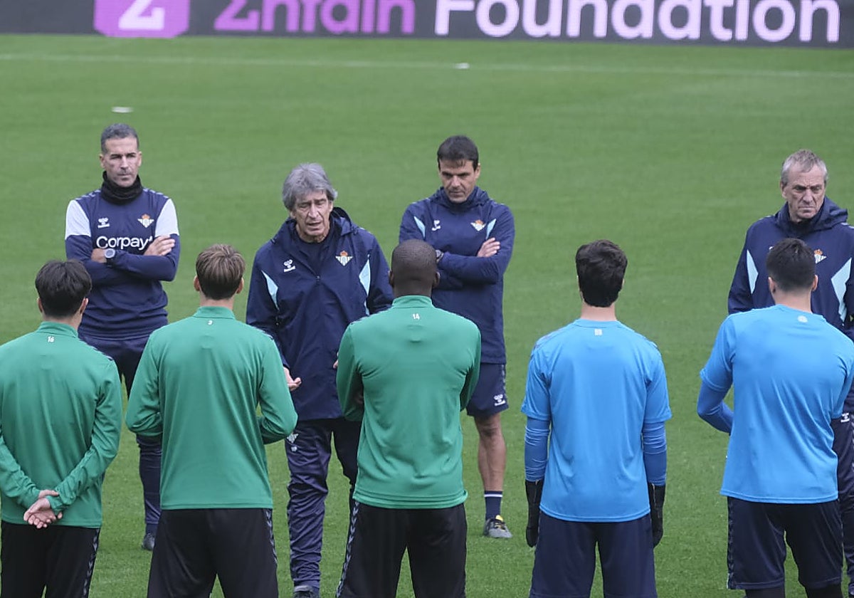 Manuel Pellegrini se dirige a sus jugadores en el entrenamiento previo al Betis - Rangers
