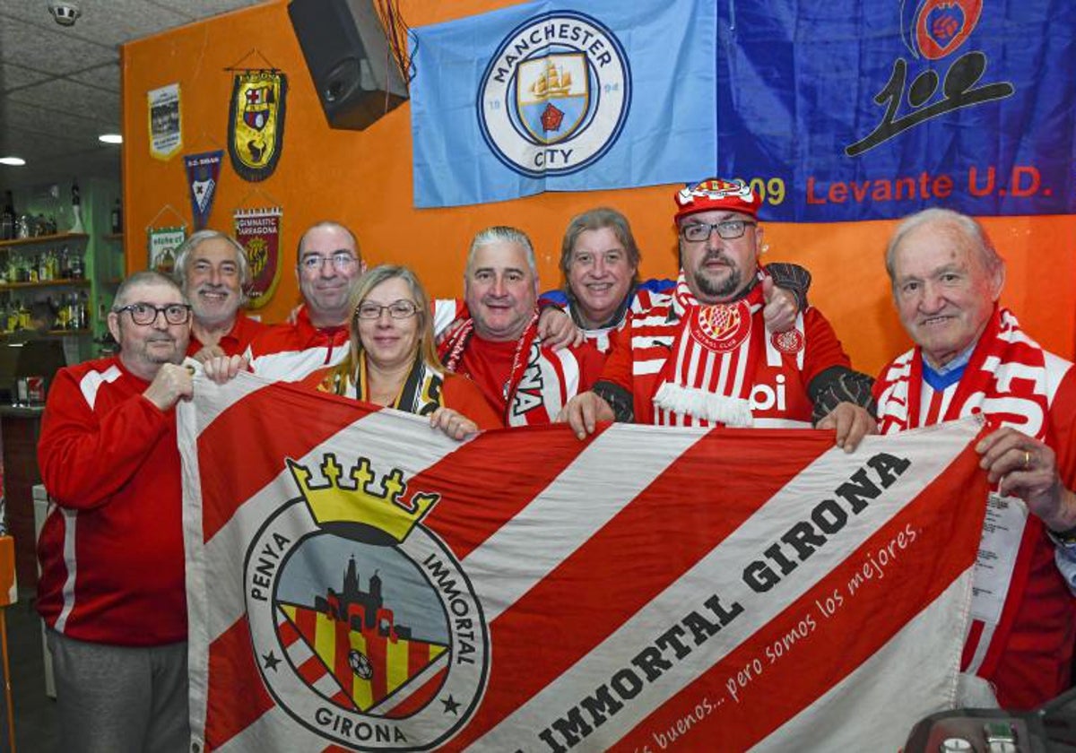 Varios miembros de la agrupación gerundense con la bandera del City detrás: Ángel Ramos, Cristóbal Sánchez, Javier Rinia, Carme Bosch, Óscar Fernández, Pepe Sierra, Jorge Baena e Isidoro Alcalde