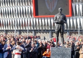 El Athletic inaugura la estatua de homenaje a Iribar en San Mamés