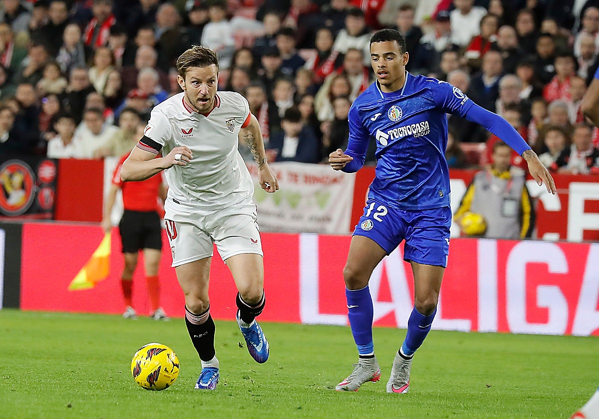 Rakitic y Greenwood, durante el Sevilla - Getafe