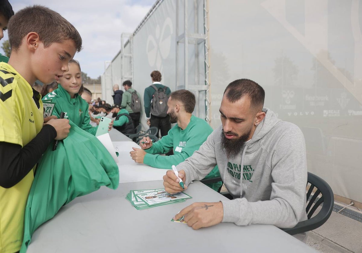 Borja Iglesias firma un autógrafo en el día de la convivencia de los jugadores del Betis en la ciudad deportiva
