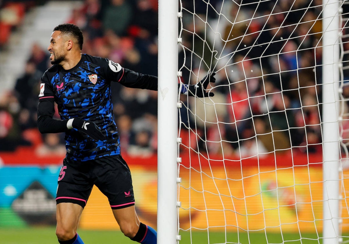 En-Nesyri se agarra a la red durante el Granada - Sevilla de LaLiga