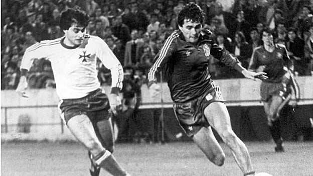 Gordillo conduce el balón durante el España-Malta