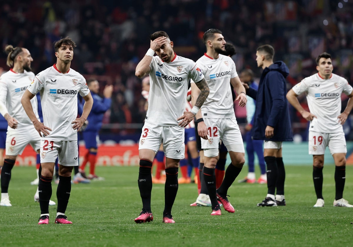 Los jugadores del Sevilla en el último duelo liguero ante el Atlético de Madrid en el Metropolitano