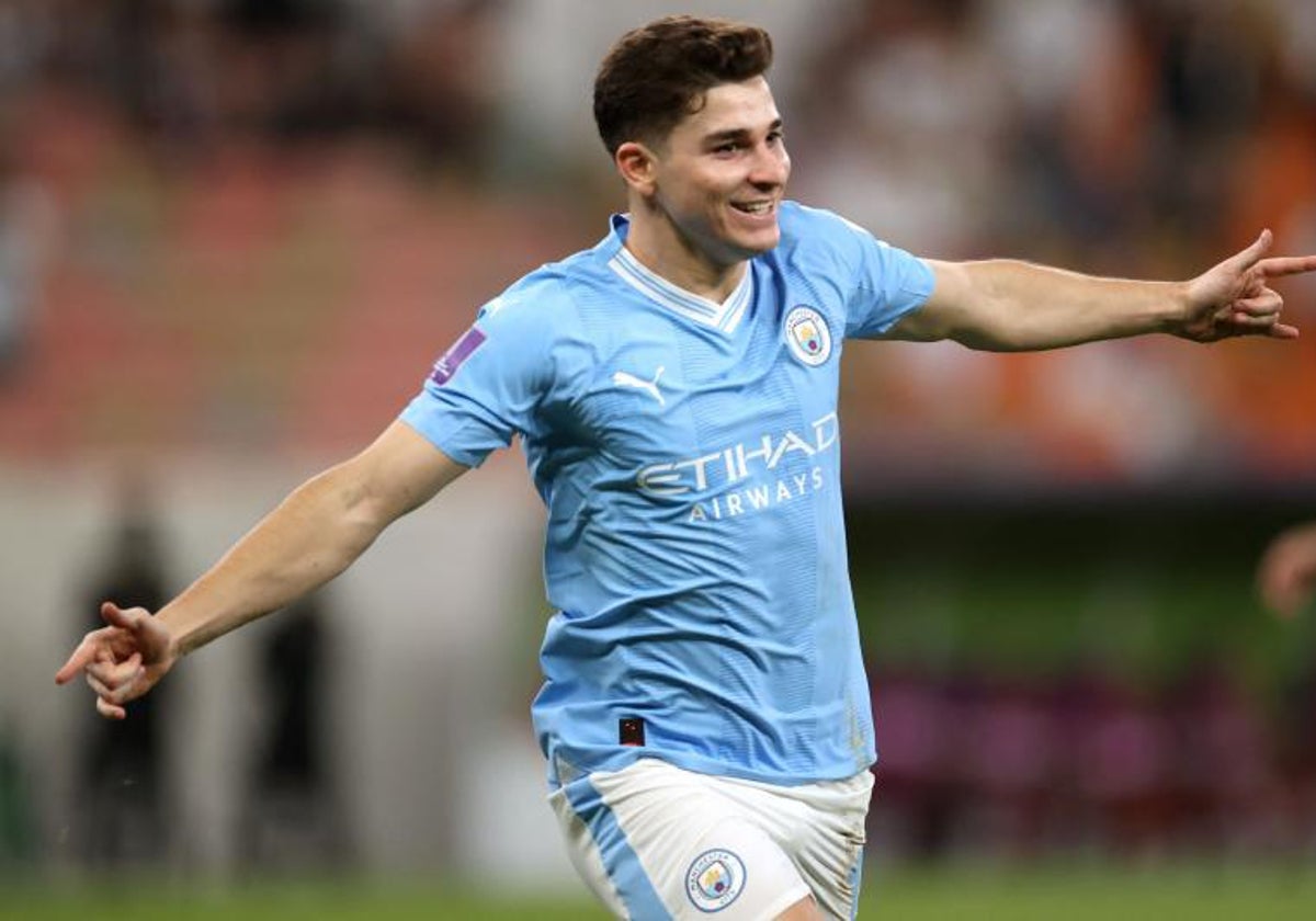 Julián Álvarez celebra el primer gol del Manchester City