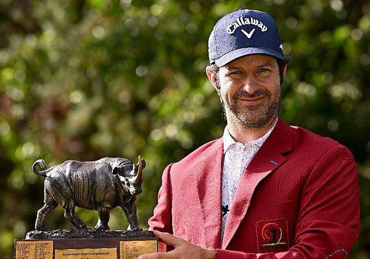 Jorge Campillo posa con su último torneo, el Kenia Open 2023
