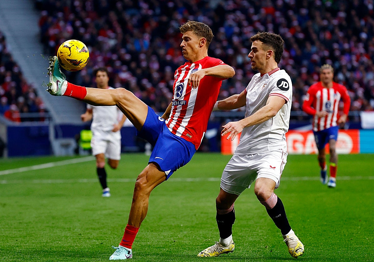 Marcos Llorente controla un balón ante la presión de Pedrosa