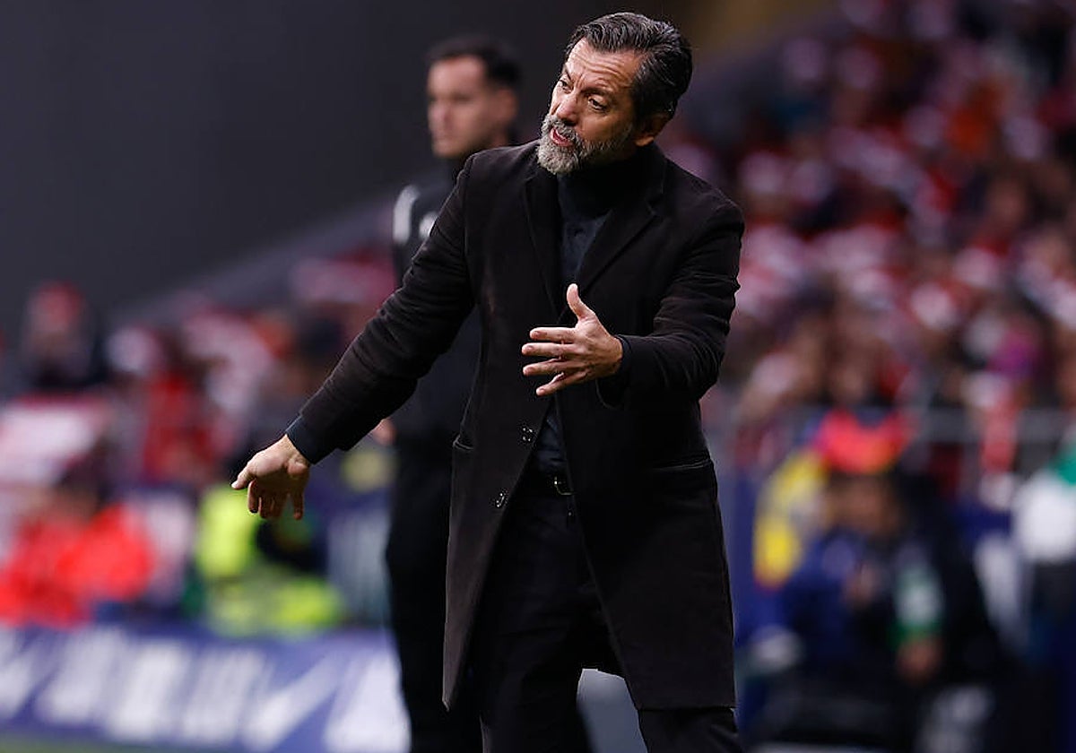 Quique Sánchez Flores da instrucciones durante el Atlético de Madrid - Sevilla del sábado en el Metropolitano