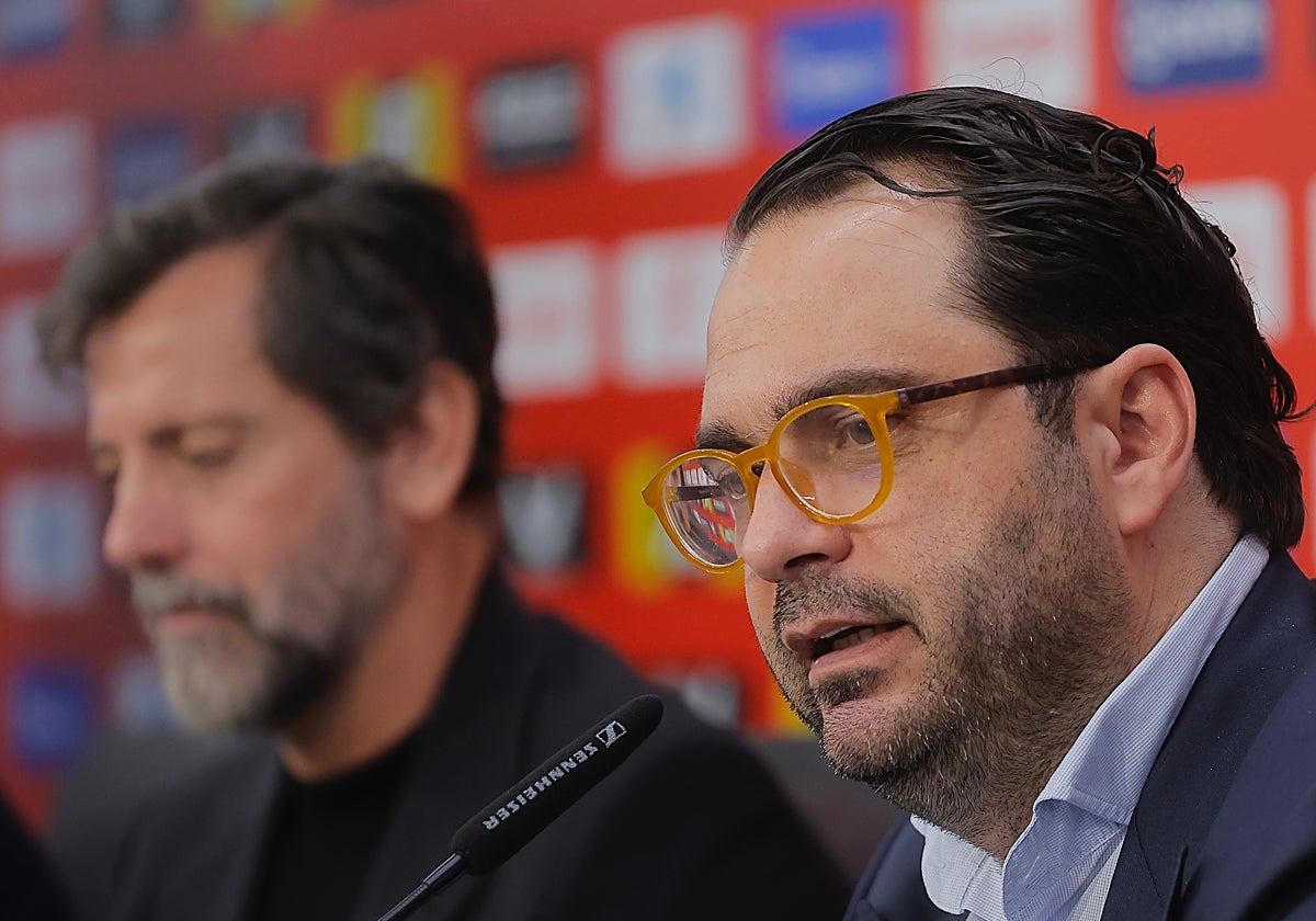 Víctor Orta, junto a Quique Sánchez Flores, en la presentación del técnico madrileño