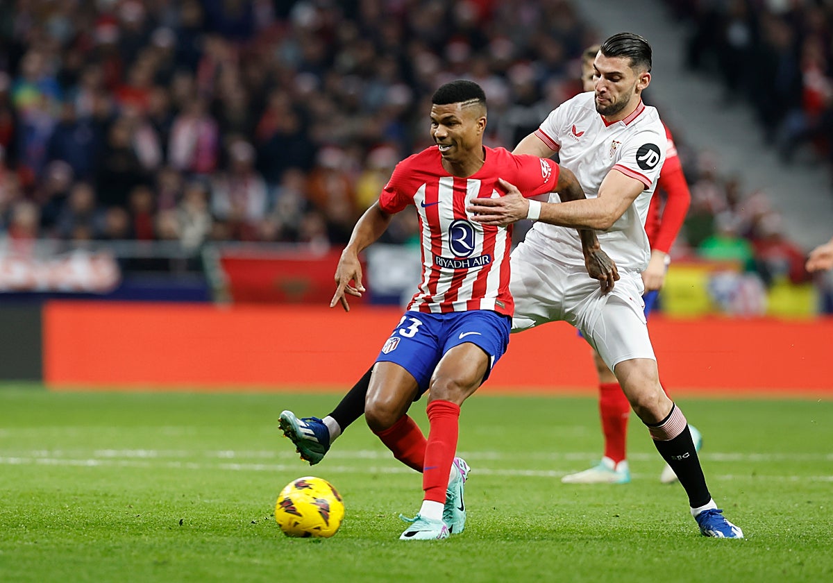 Rafa Mir pelea por un balón con Reinildo