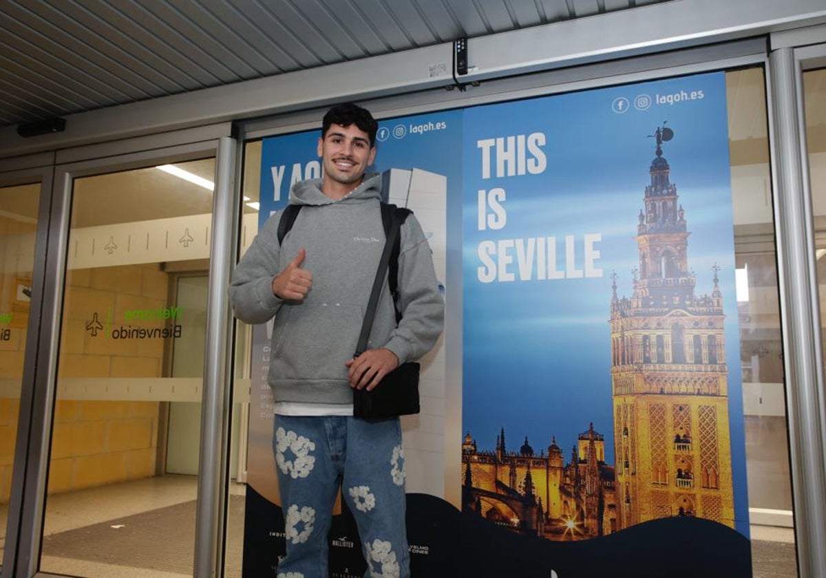 Cardoso posa con señal de triunfo en el aeropuerto de San Pablo de Sevilla este miércoles