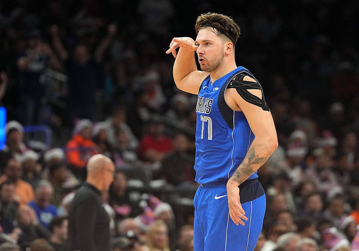 Doncic saca músculo durante su exhibición ante los Suns