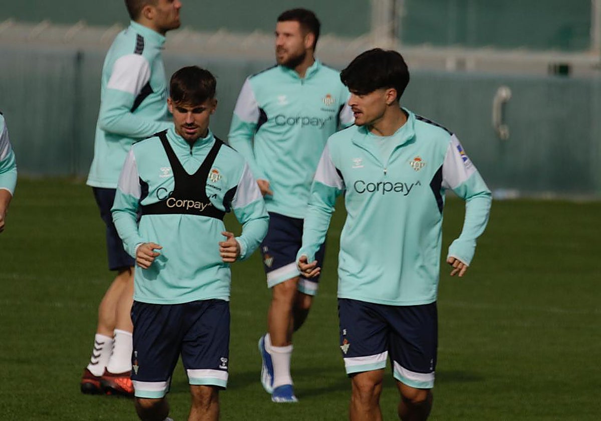 Rodri y Juan Cruz hablan en una sesión de entrenamiento del Betis