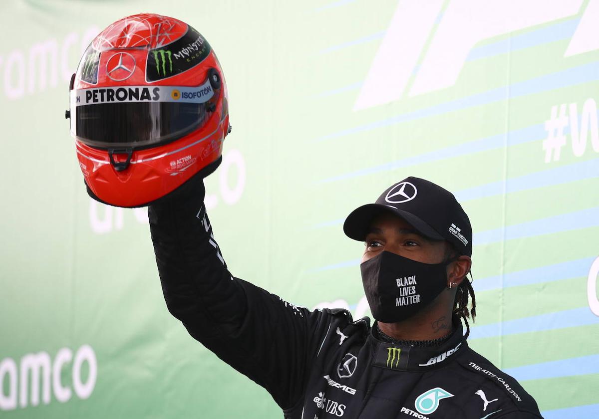 Lewis Hamilton, sosteniendo un casco de Michael Schumacher en 2020