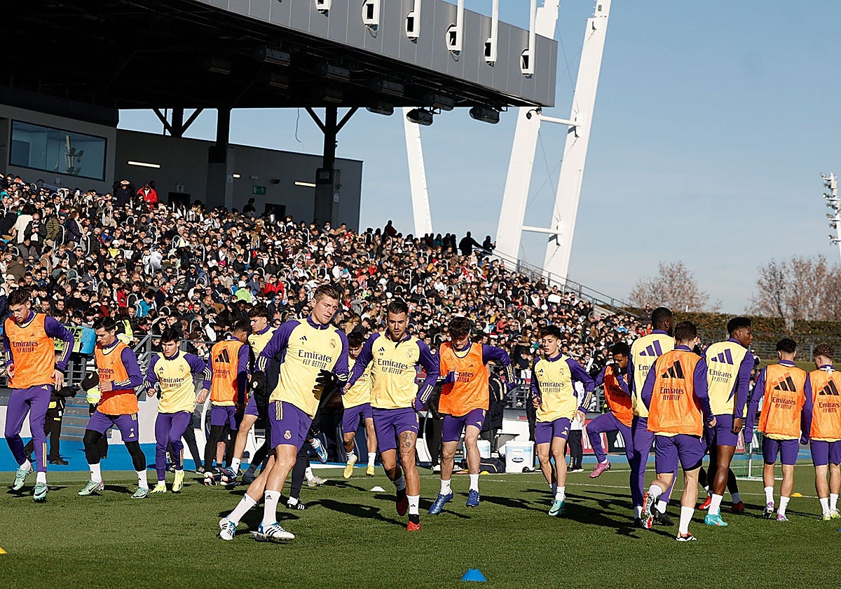 Los jugadores blancos, ejercitándose en el Di Stéfano