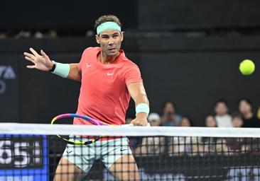 Rafa Nadal regresa con derrota en dobles en Brisbane tras casi un año de ausencia
