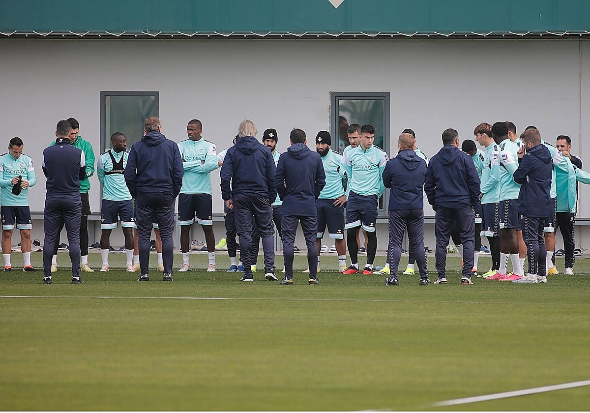 Pellegrini habla con los futbolistas en el primer entrenamiento después de los días de vacaciones por Navidad