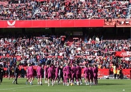 Miles de aficionados en el clásico entrenamiento navideño del Sevilla