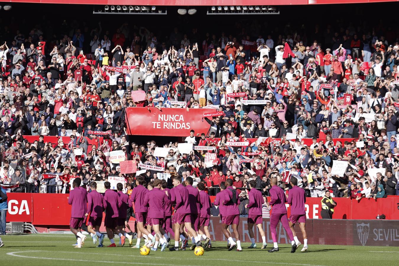 El multitudinario entrenamiento del Sevilla en el Sánchez-Pizjuán reúne a miles de aficionados
