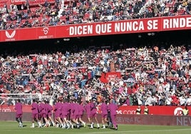 El  entrenamiento a puertas abiertas del Sevilla reúne a miles de aficionados en el Sánchez-Pizjuán, en imágenes