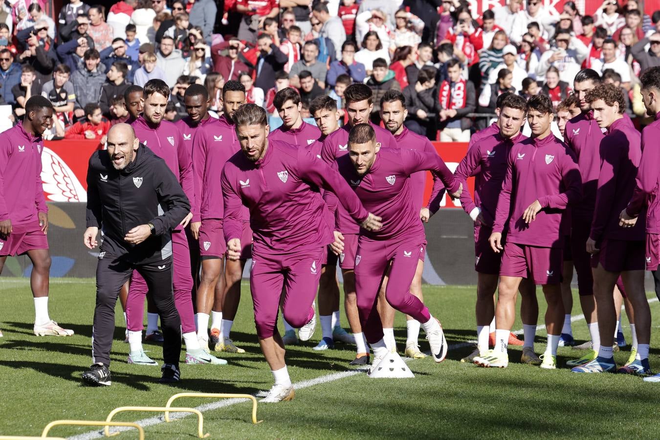 El multitudinario entrenamiento del Sevilla en el Sánchez-Pizjuán reúne a miles de aficionados