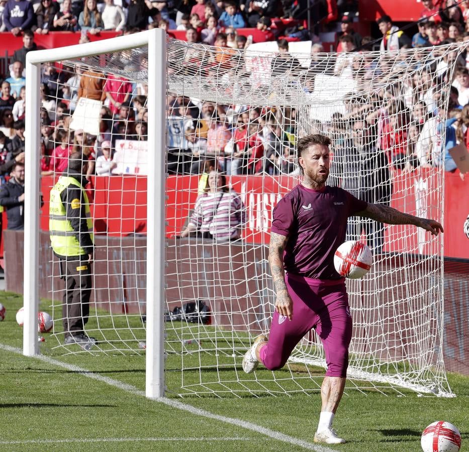 El multitudinario entrenamiento del Sevilla en el Sánchez-Pizjuán reúne a miles de aficionados