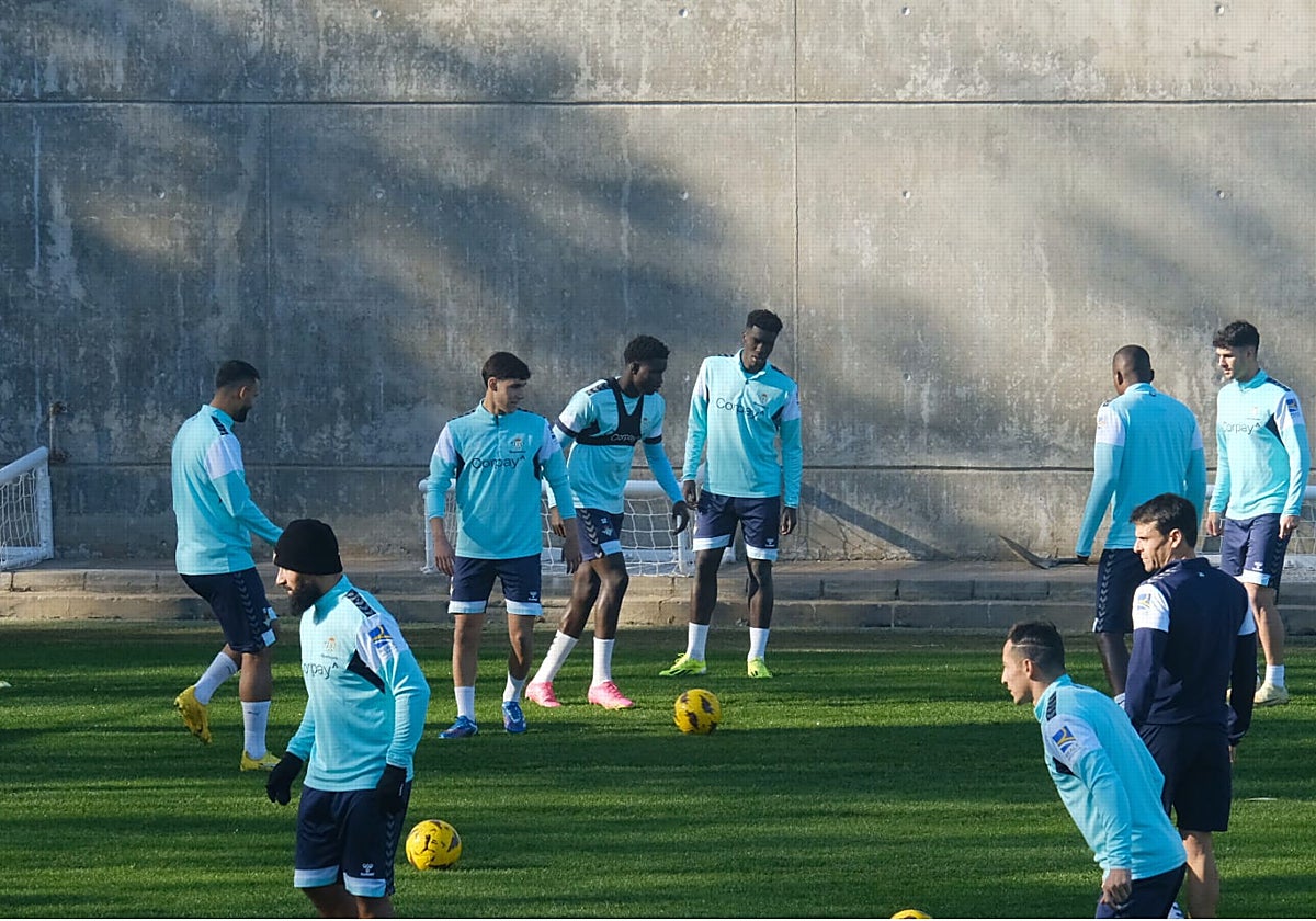 Los jugadores del Betis realizan unos rondos durante una de las sesiones de entrenamiento tras el parón por Navidad