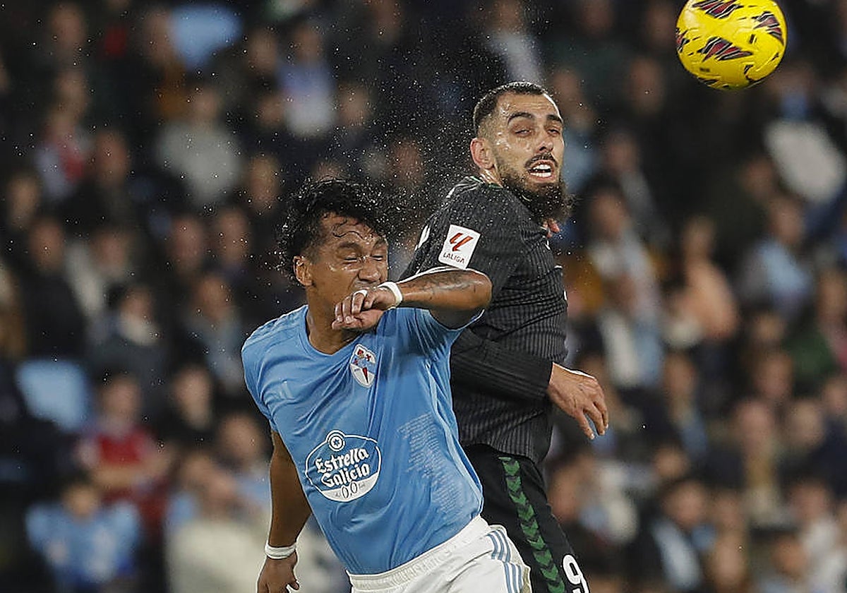 Tapia y Borja Iglesias saltan por el balón durante el Celta - Betis de LaLiga