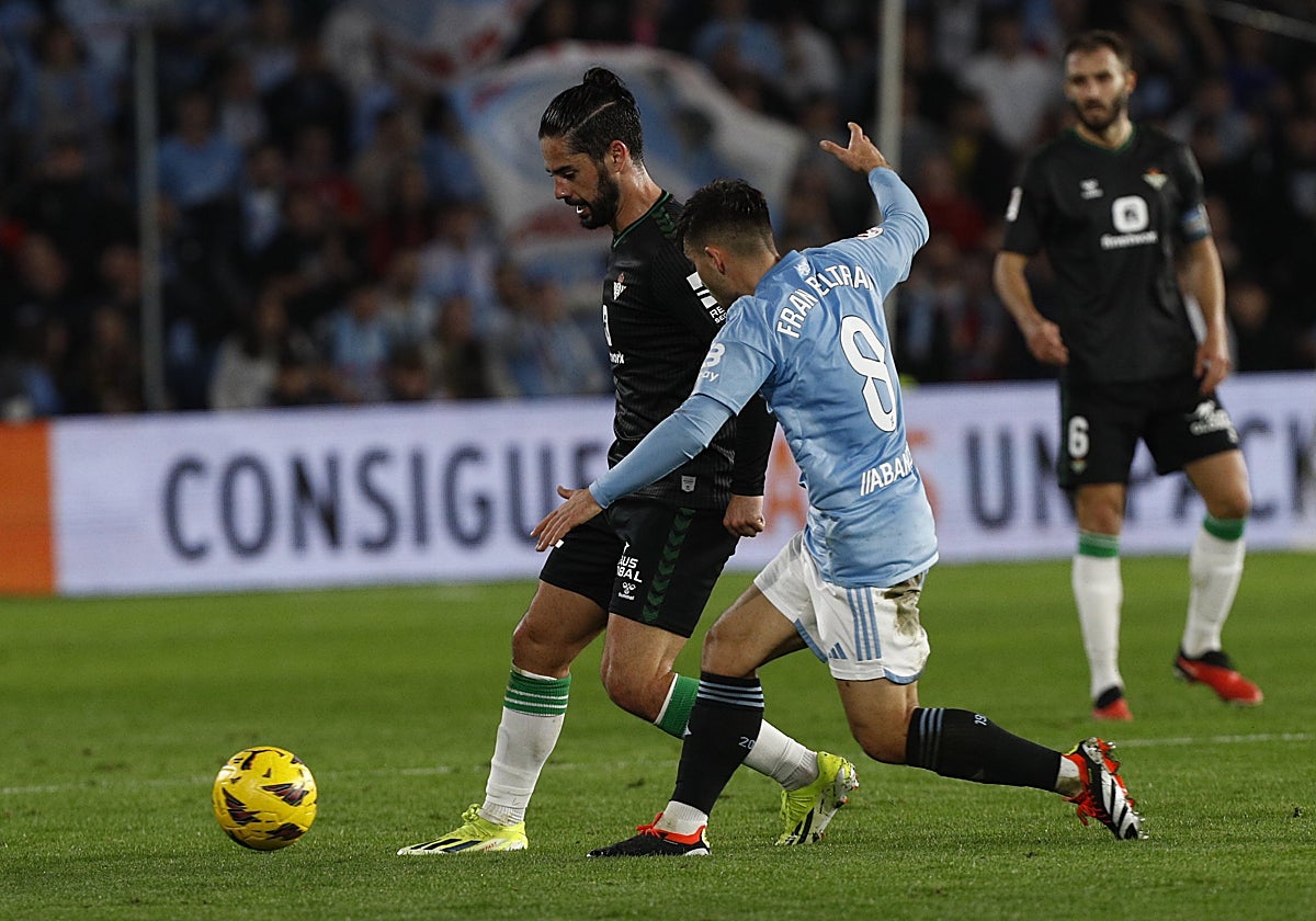 Isco controla el balón ante Fran Beltrán durante el Celta - Betis
