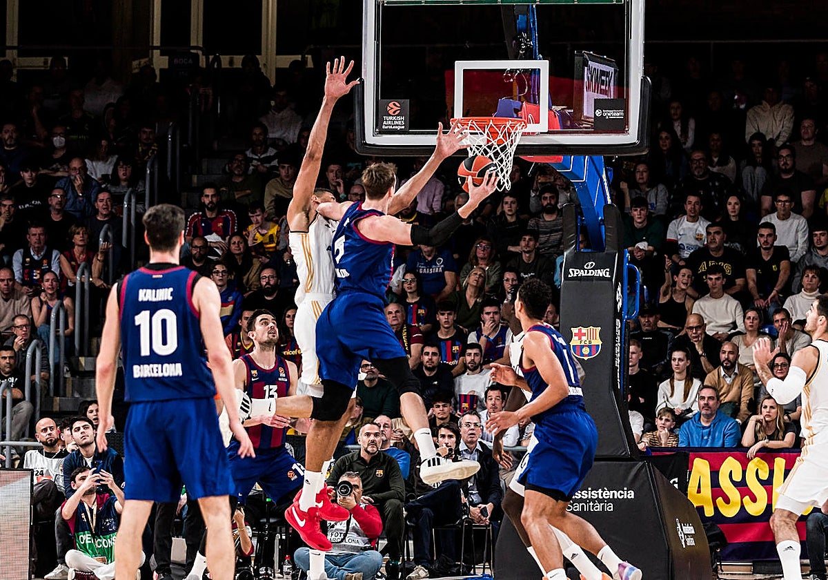 Vesely intenta anotar ante Tavares